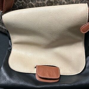 Purse Beautiful! Giovanni Di Rocco Flap front- 2 zipper compartments-light wear